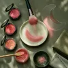 Blush drapé : la technique qui sculpte le visage sans contouring
